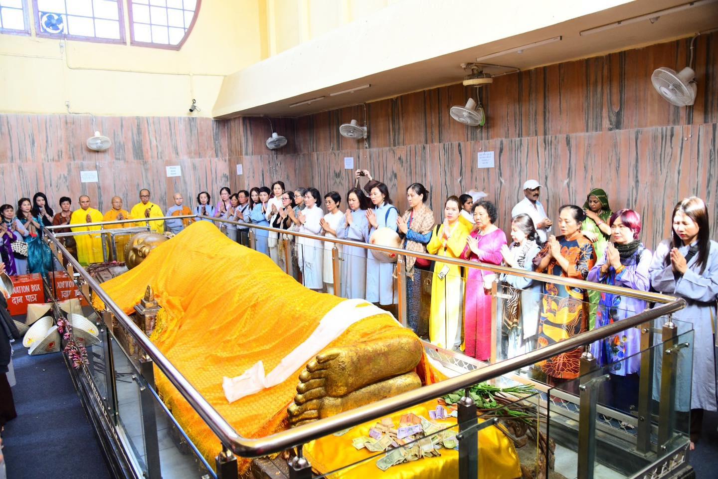 Kushinagar: Nhiều Phật tử xúc động khi chiêm bái tôn tượng Phật nhập diệt tại chùa Niết Bàn