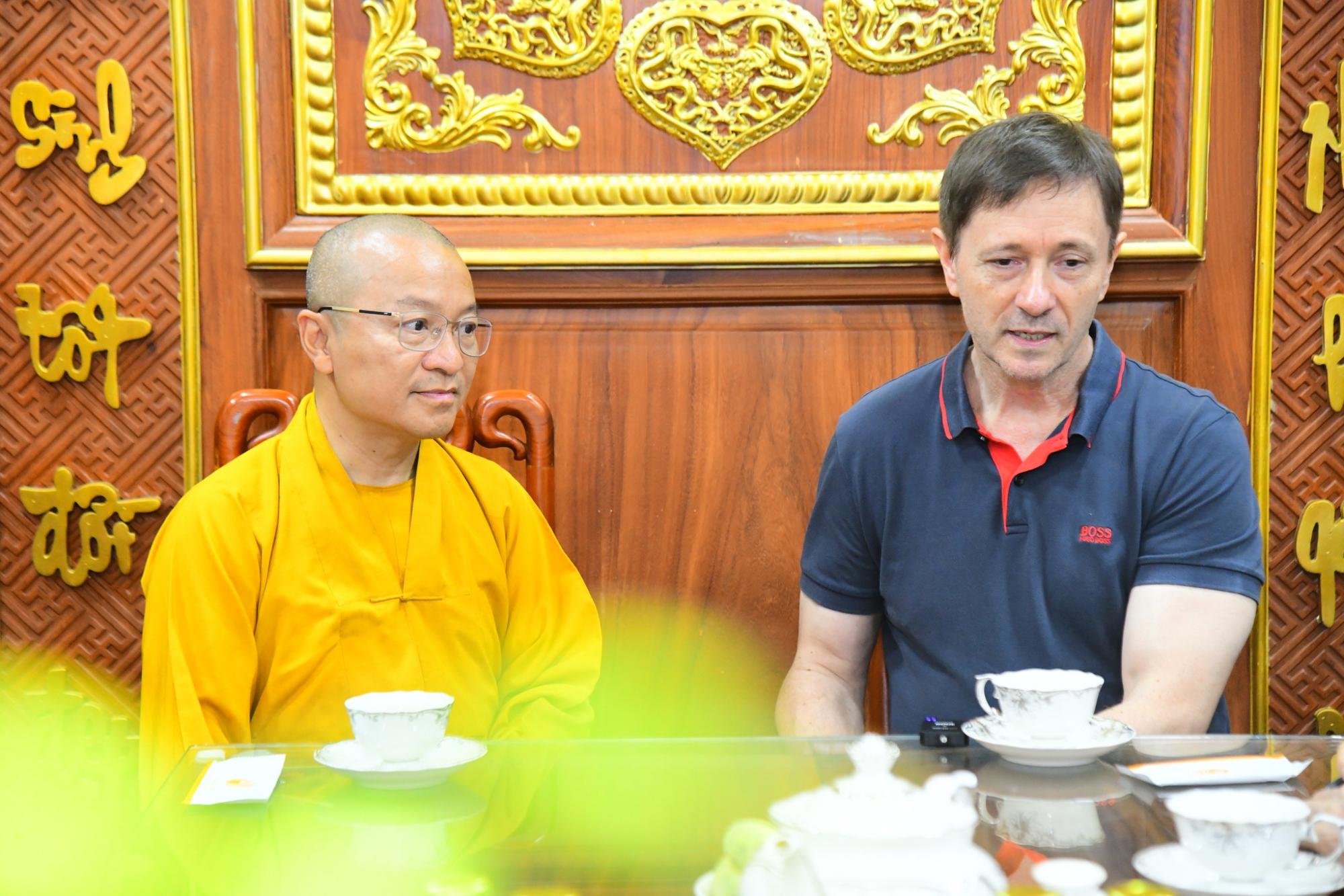 Đại sứ Hungary thăm chùa Giác Ngộ (quận 10, TP.HCM)