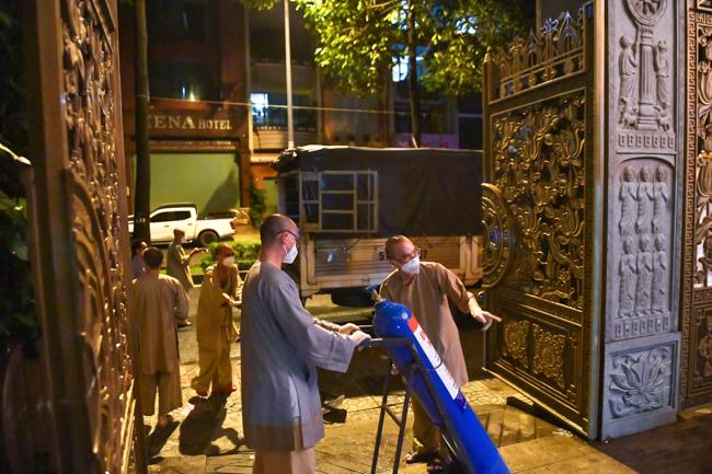 Hình ảnh nhà sư trong mùa COVID