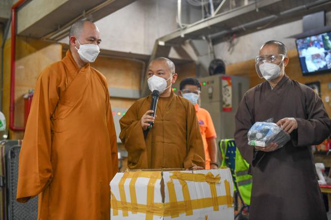 Phái đoàn Trung ương Giáo hội đã đến thăm chùa Giác Ngộ - nơi hiện đang hỗ trợ hơn ngàn phần thuốc và hàng trăm bình oxy mỗi ngày cho các F0