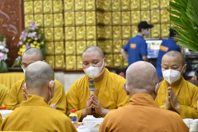 Phật tử Giác Phước Huệ cùng các bạn đồng tu cúng dường Trai tăng