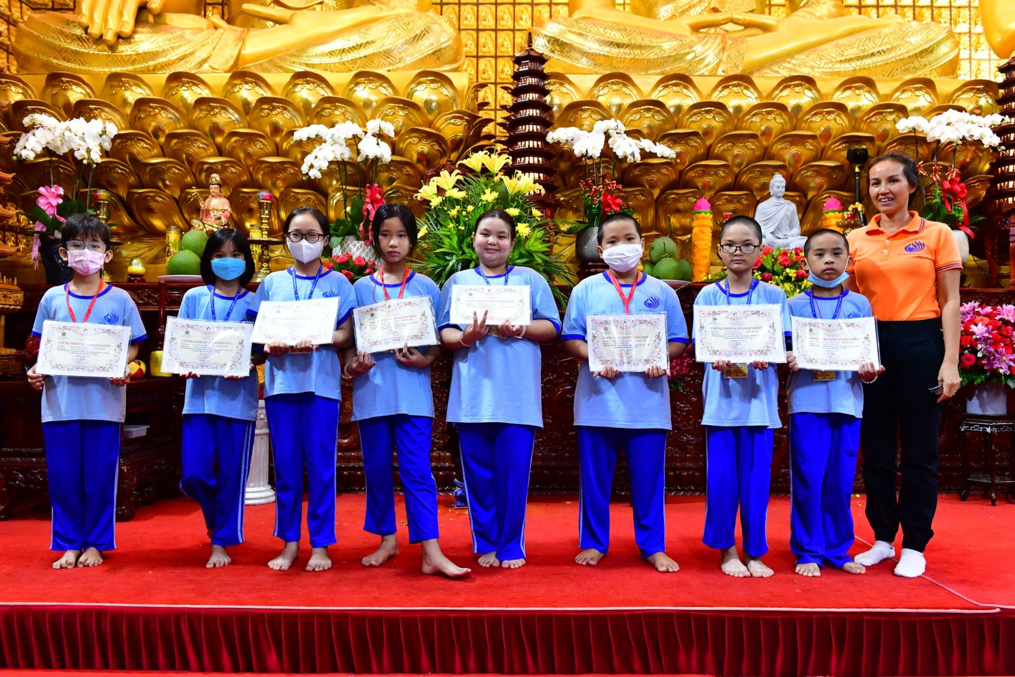 Cho con trẻ học hỏi điều hay tại chùa