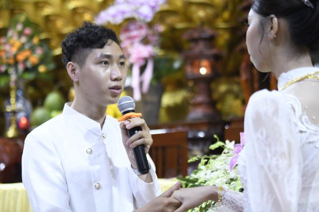 Chú rể Minh Tiến (PD. Minh Dũng) và cô dâu Ngân Trinh mở cửa hôn nhân từ lễ hằng thuận