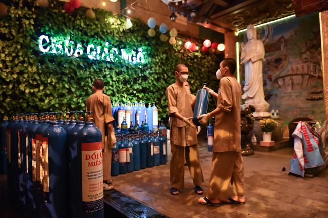 Hình ảnh nhà sư trong mùa COVID