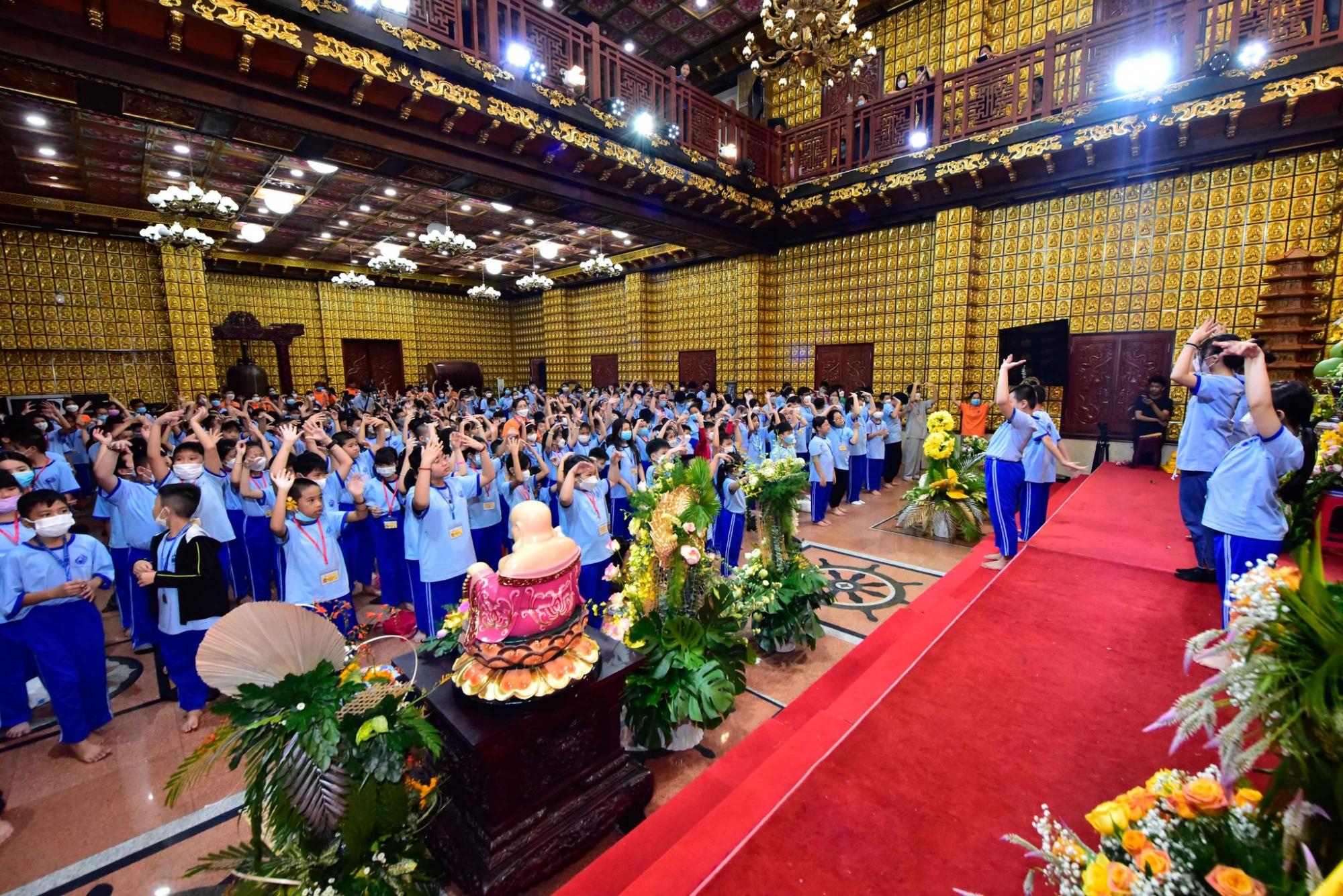 Cha mẹ ơi, cho con đến chùa học tập, vui chơi!