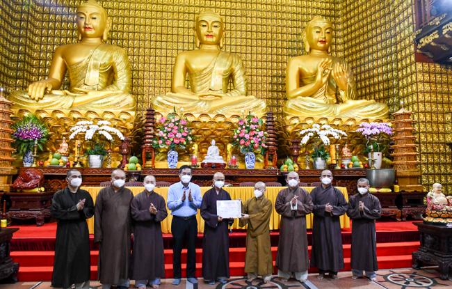 Hoạt động tích cực trong mùa dịch, Chùa Giác Ngộ nhận bằng tuyên dương công đức từ Giáo hội TP.HCM