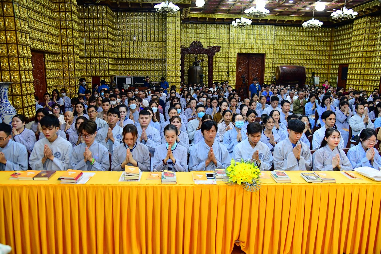 Gần 500 thiện nam, tín nữ chính thức trở thành đệ tử Phật