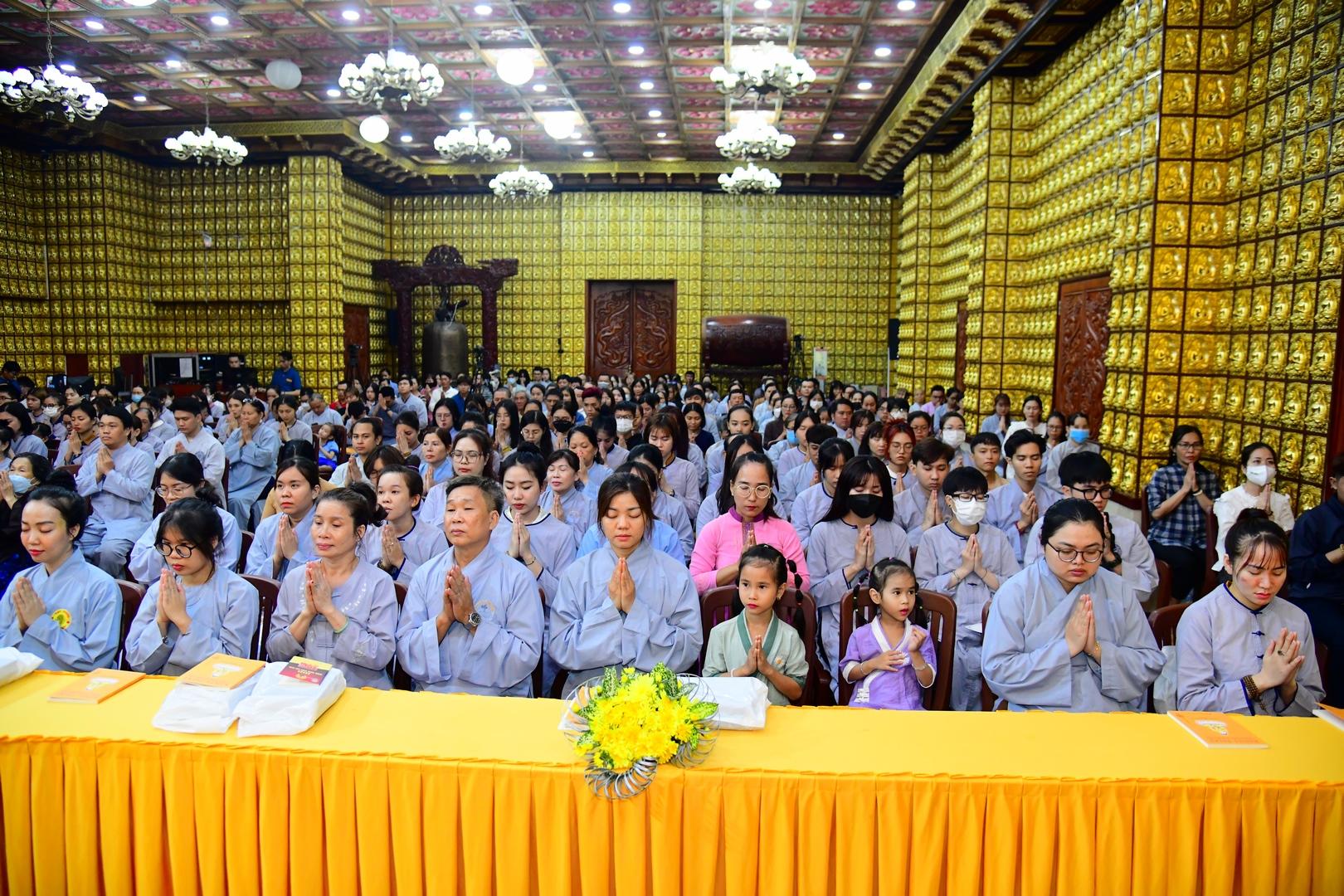 Gần 500 thiện nam, tín nữ chính thức trở thành đệ tử Phật