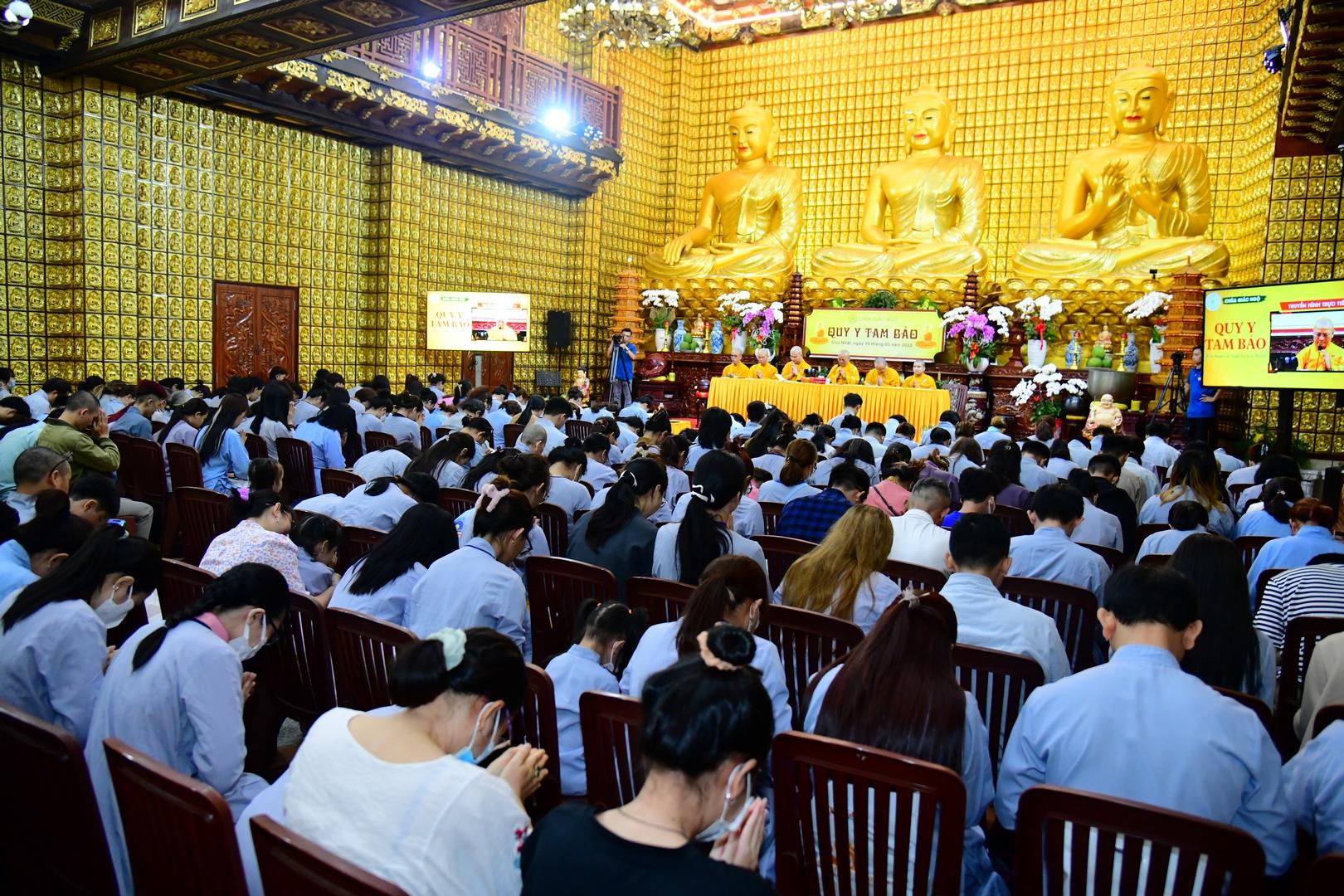 Gần 500 thiện nam, tín nữ chính thức trở thành đệ tử Phật