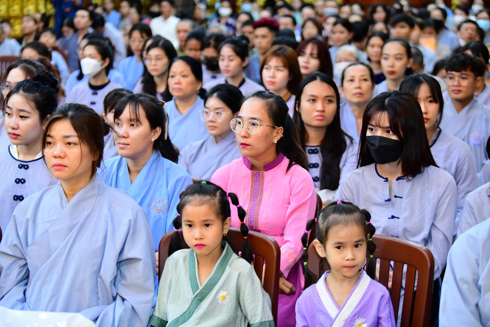 Gần 500 thiện nam, tín nữ chính thức trở thành đệ tử Phật