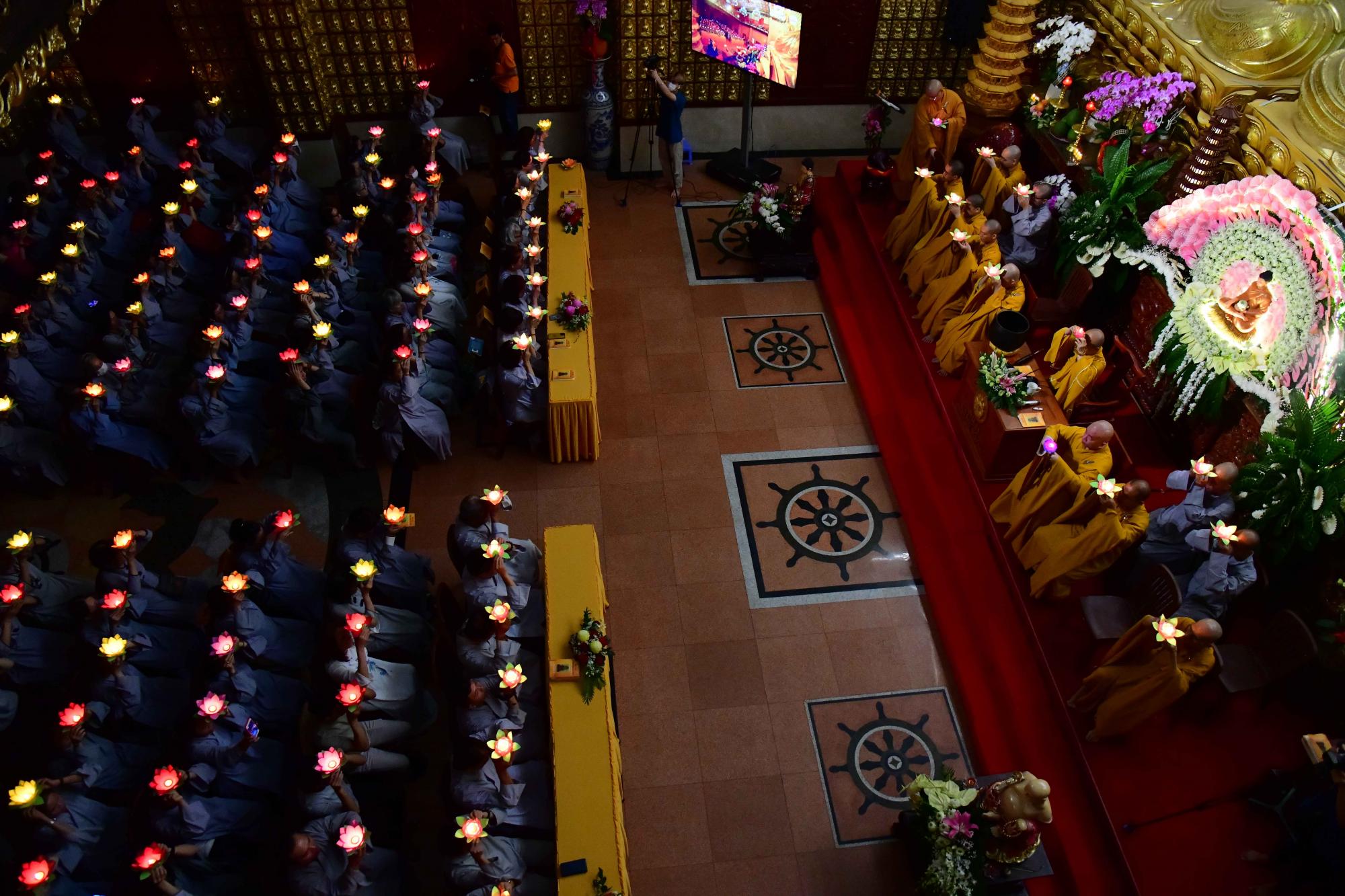 Trang nghiêm Đêm hoa đăng mừng ngày Thế Tôn thành đạo