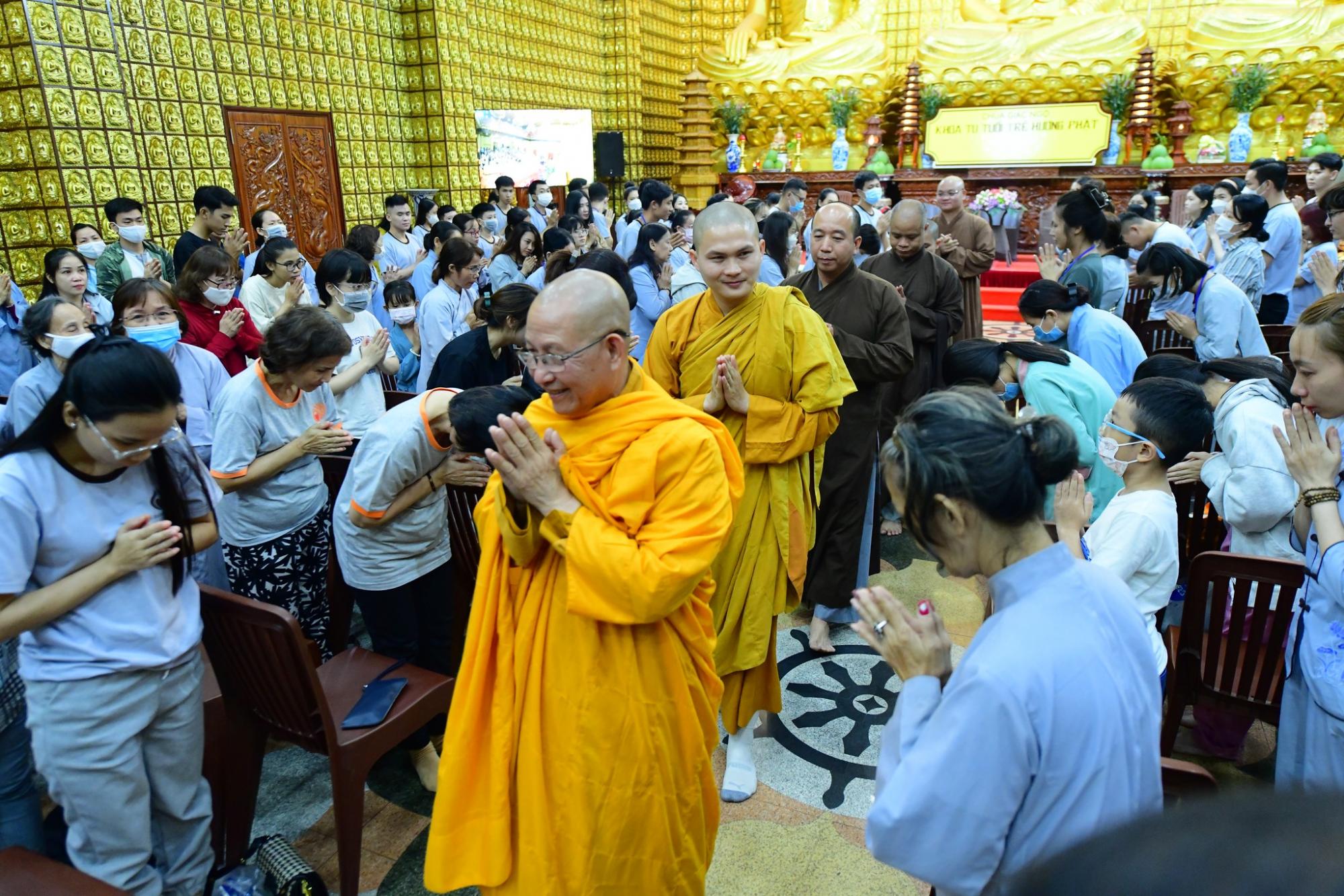 HT. Thích Minh Hồi gặp gở các bạn trẻ trong khóa tu Ngày An Lạc tại chùa Giác Ngộ