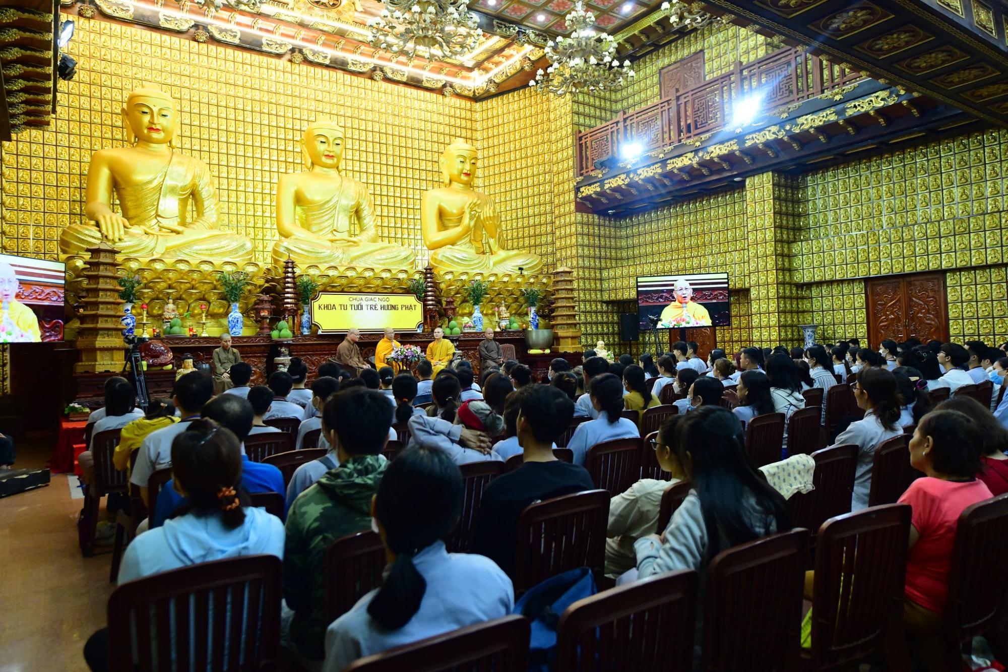 HT. Thích Minh Hồi gặp gở các bạn trẻ trong khóa tu Ngày An Lạc tại chùa Giác Ngộ