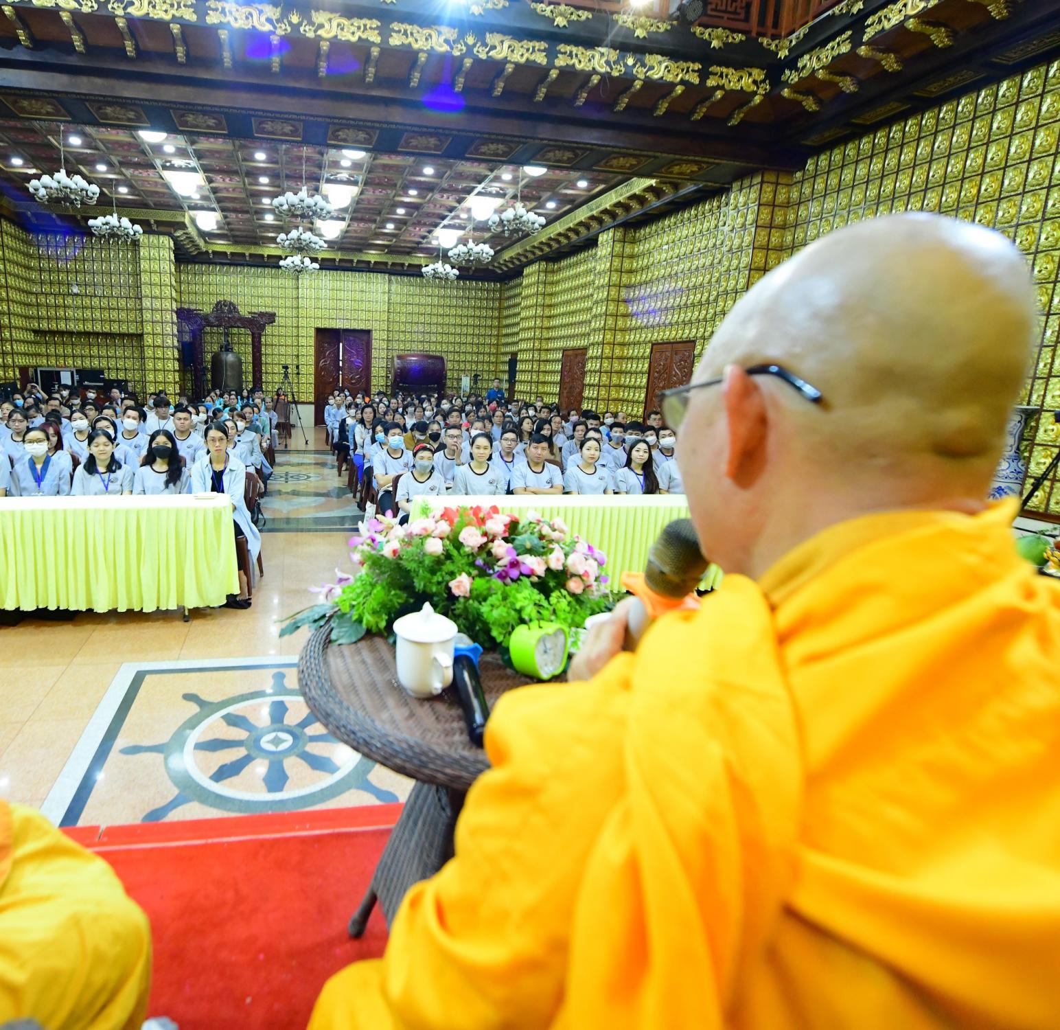 HT. Thích Minh Hồi gặp gở các bạn trẻ trong khóa tu Ngày An Lạc tại chùa Giác Ngộ