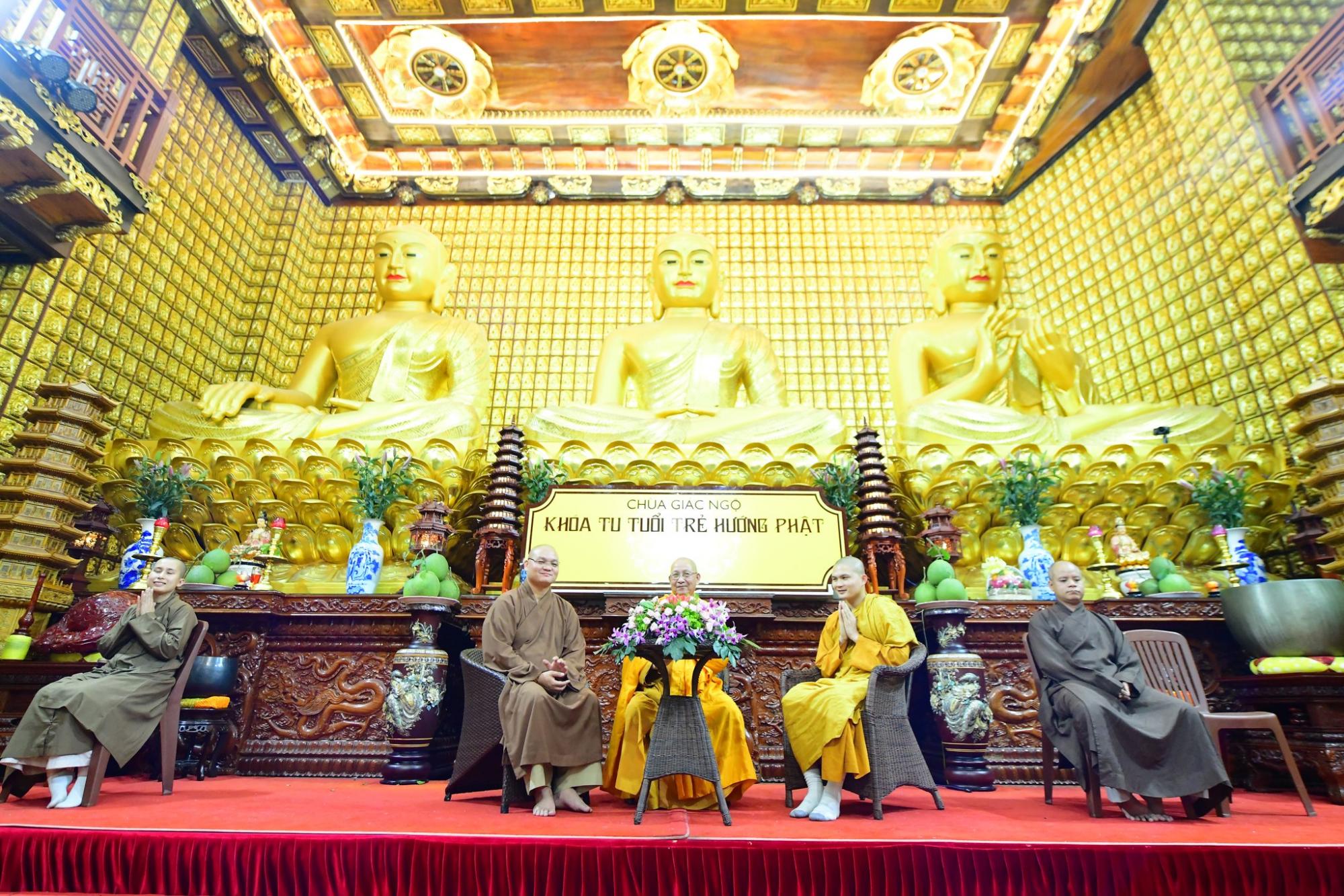 HT. Thích Minh Hồi gặp gở các bạn trẻ trong khóa tu Ngày An Lạc tại chùa Giác Ngộ