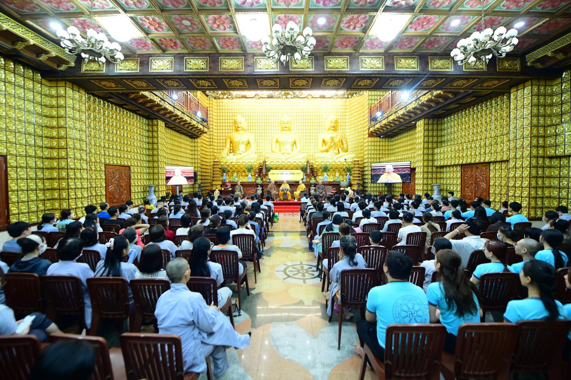 HT. Thích Minh Hồi gặp gở các bạn trẻ trong khóa tu Ngày An Lạc tại chùa Giác Ngộ