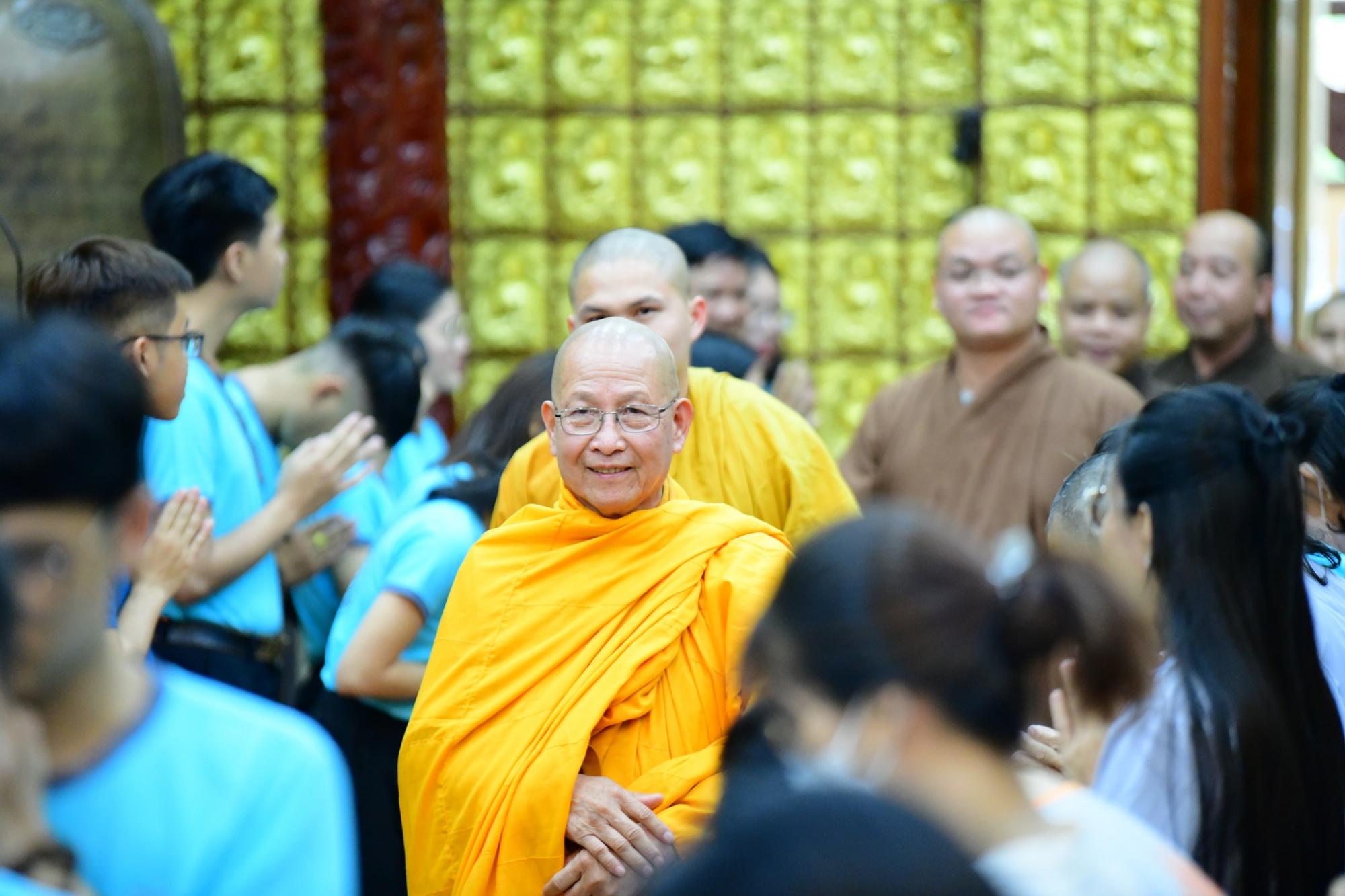 HT. Thích Minh Hồi gặp gở các bạn trẻ trong khóa tu Ngày An Lạc tại chùa Giác Ngộ