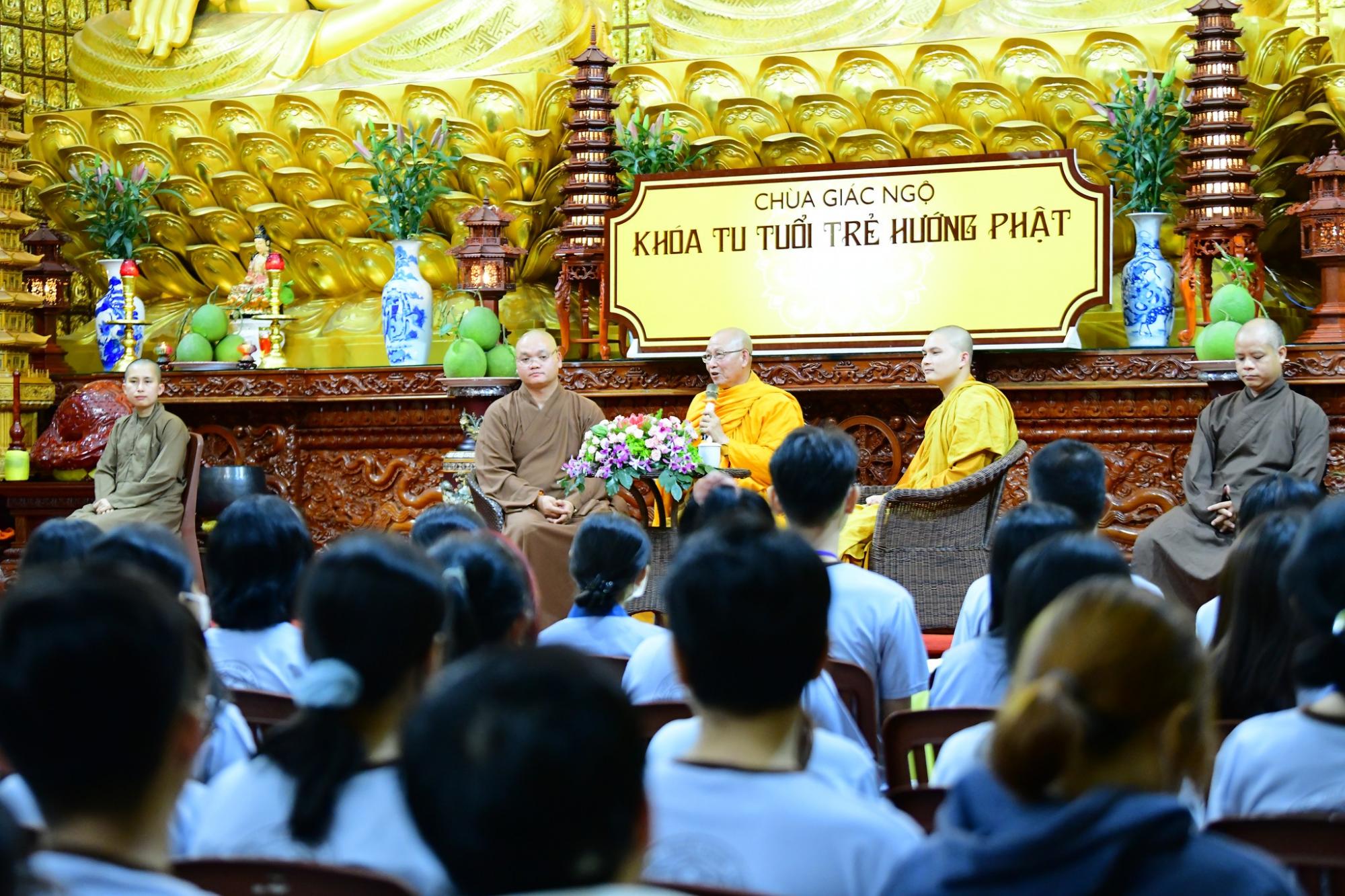 HT. Thích Minh Hồi gặp gở các bạn trẻ trong khóa tu Ngày An Lạc tại chùa Giác Ngộ
