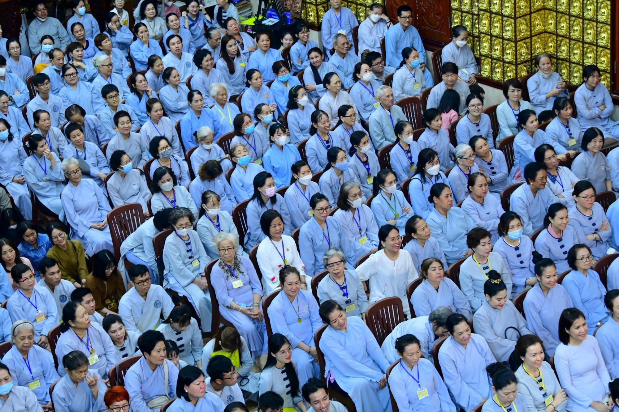 Hơn 2.000 Phật tử trở về chùa Giác Ngộ nghe pháp cuối tuần