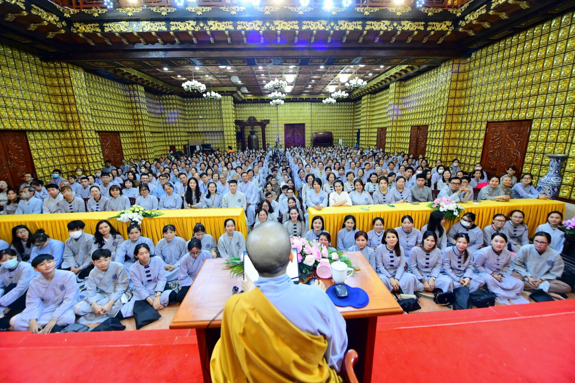 Hơn 2.000 Phật tử trở về chùa Giác Ngộ nghe pháp cuối tuần