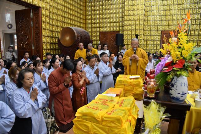 GĐPT Ngộ Mi Hồng cúng dường Trai tăng nhân bảy tuần thất của người mẹ khả kính