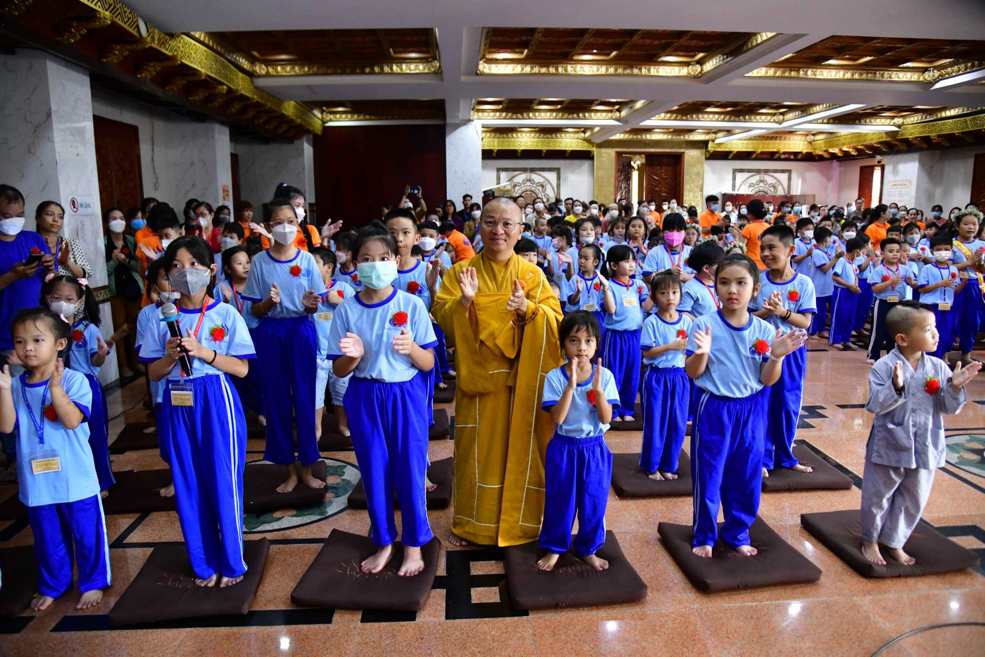 Hơn 500 búp sen hiếu hạnh nhớ thương công ơn cha mẹ