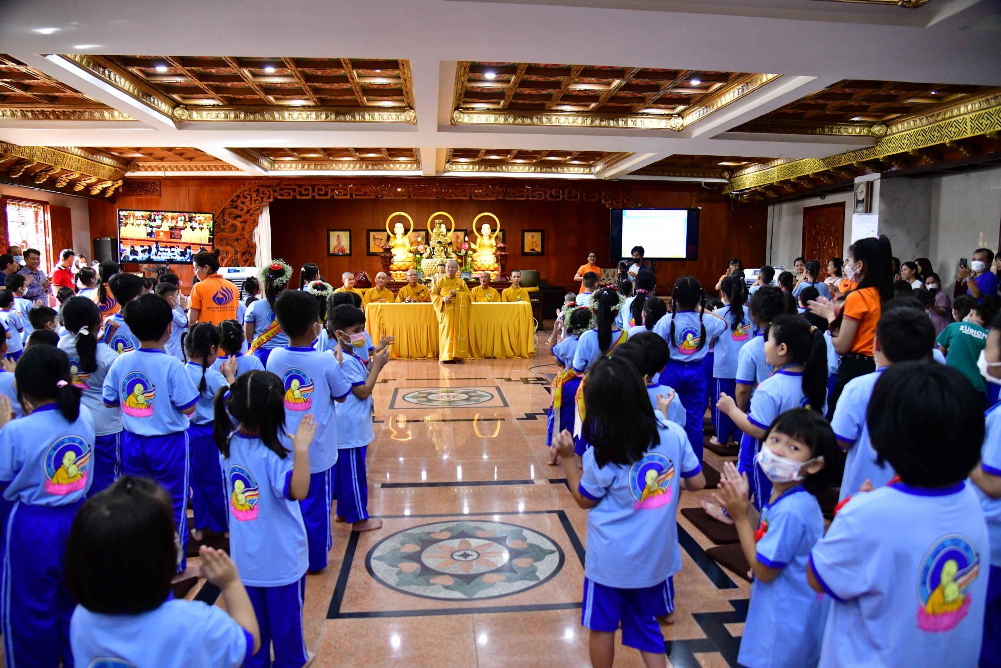 Hơn 500 búp sen hiếu hạnh nhớ thương công ơn cha mẹ