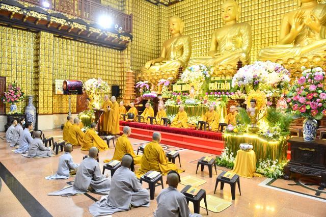 Trang nghiêm Lễ tắm Phật online ngày Rằm tháng Tư