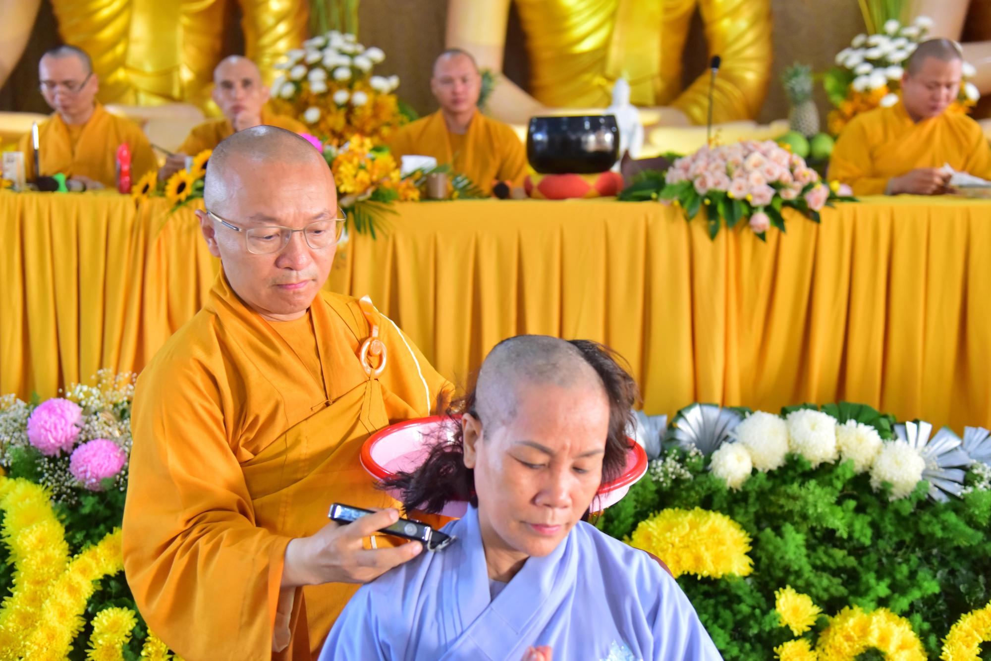 Thế phát cho 6 hành giả xuất gia gieo duyên