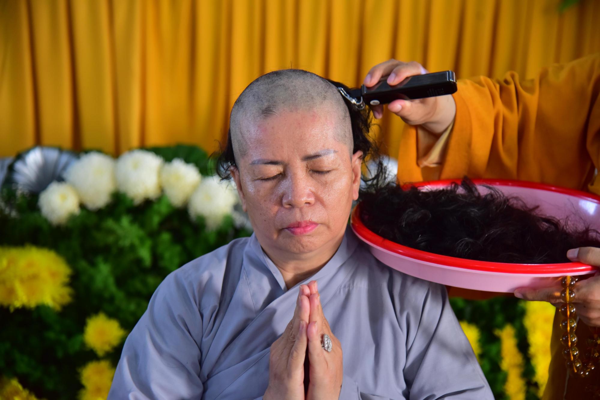 Thế phát cho 6 hành giả xuất gia gieo duyên