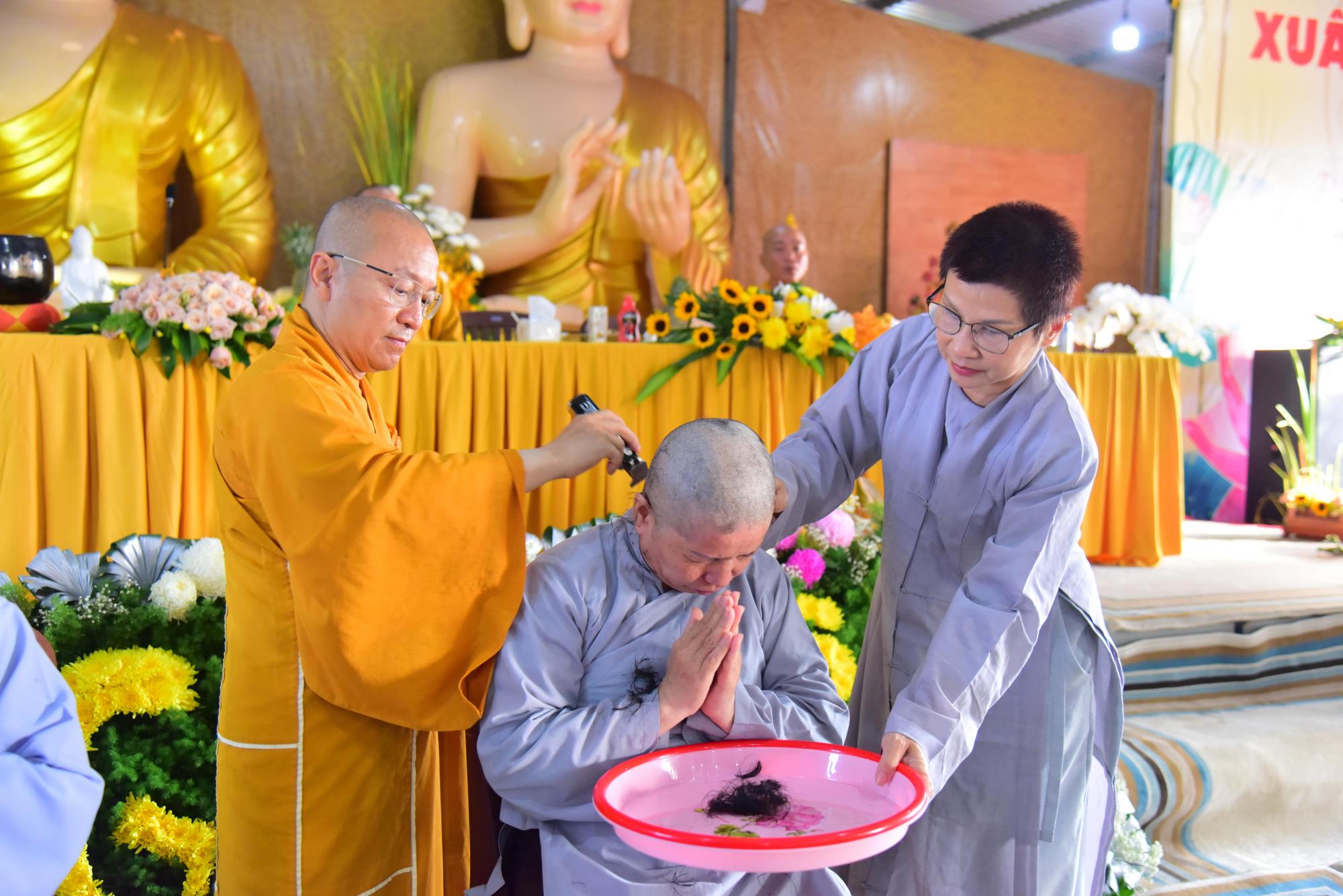 Thế phát cho 6 hành giả xuất gia gieo duyên