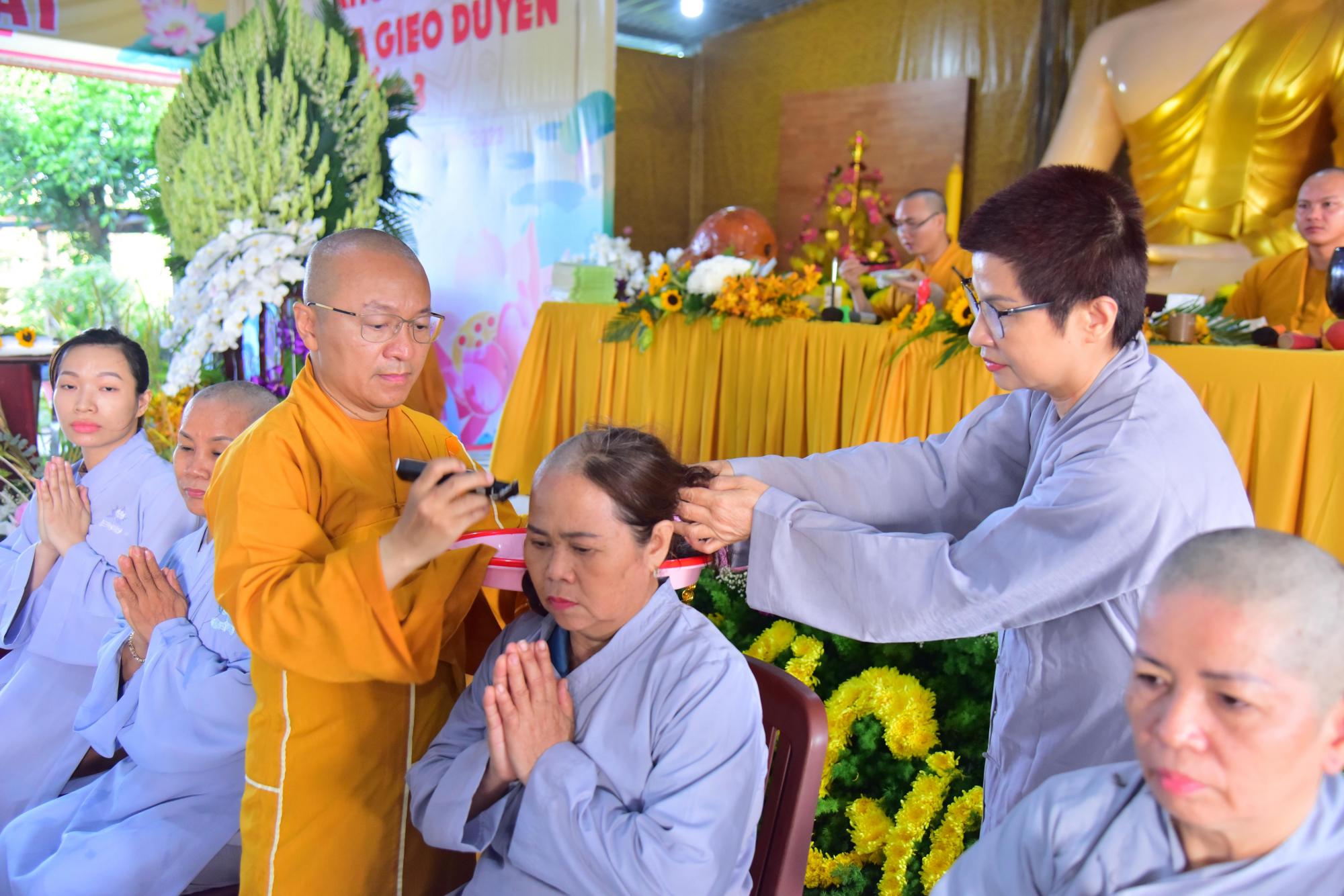 Thế phát cho 6 hành giả xuất gia gieo duyên