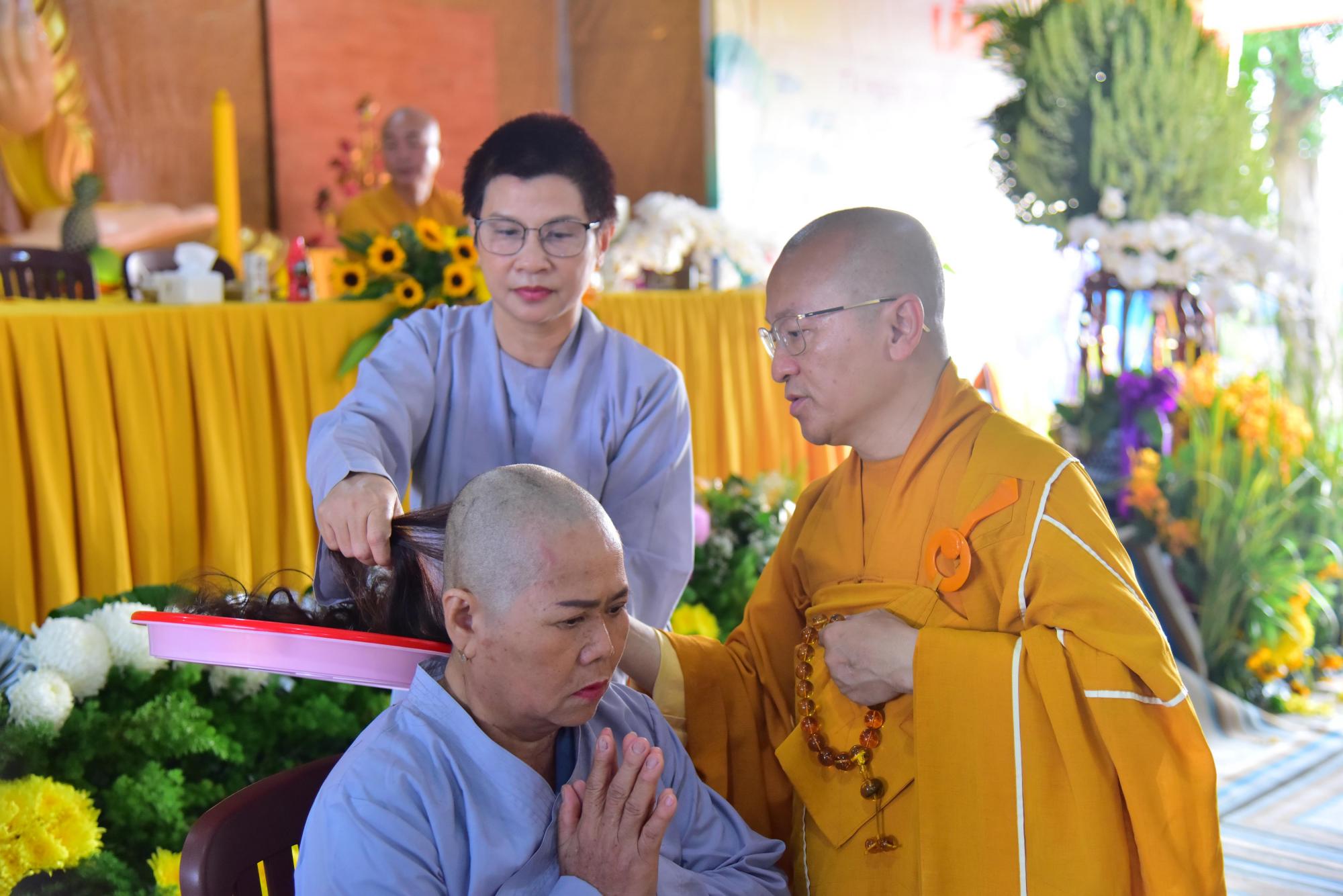 Thế phát cho 6 hành giả xuất gia gieo duyên