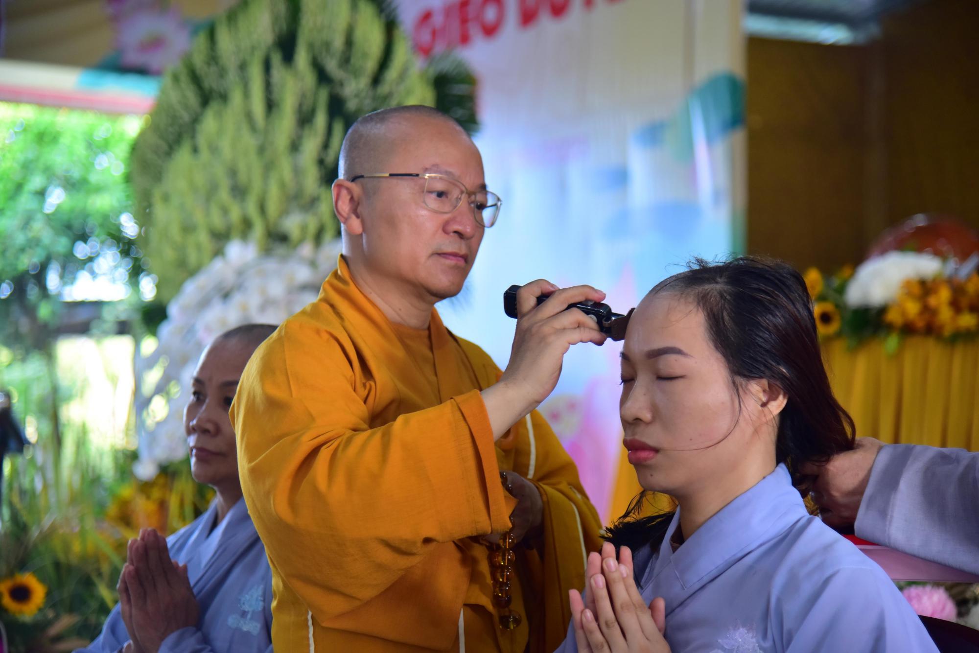 Thế phát cho 6 hành giả xuất gia gieo duyên