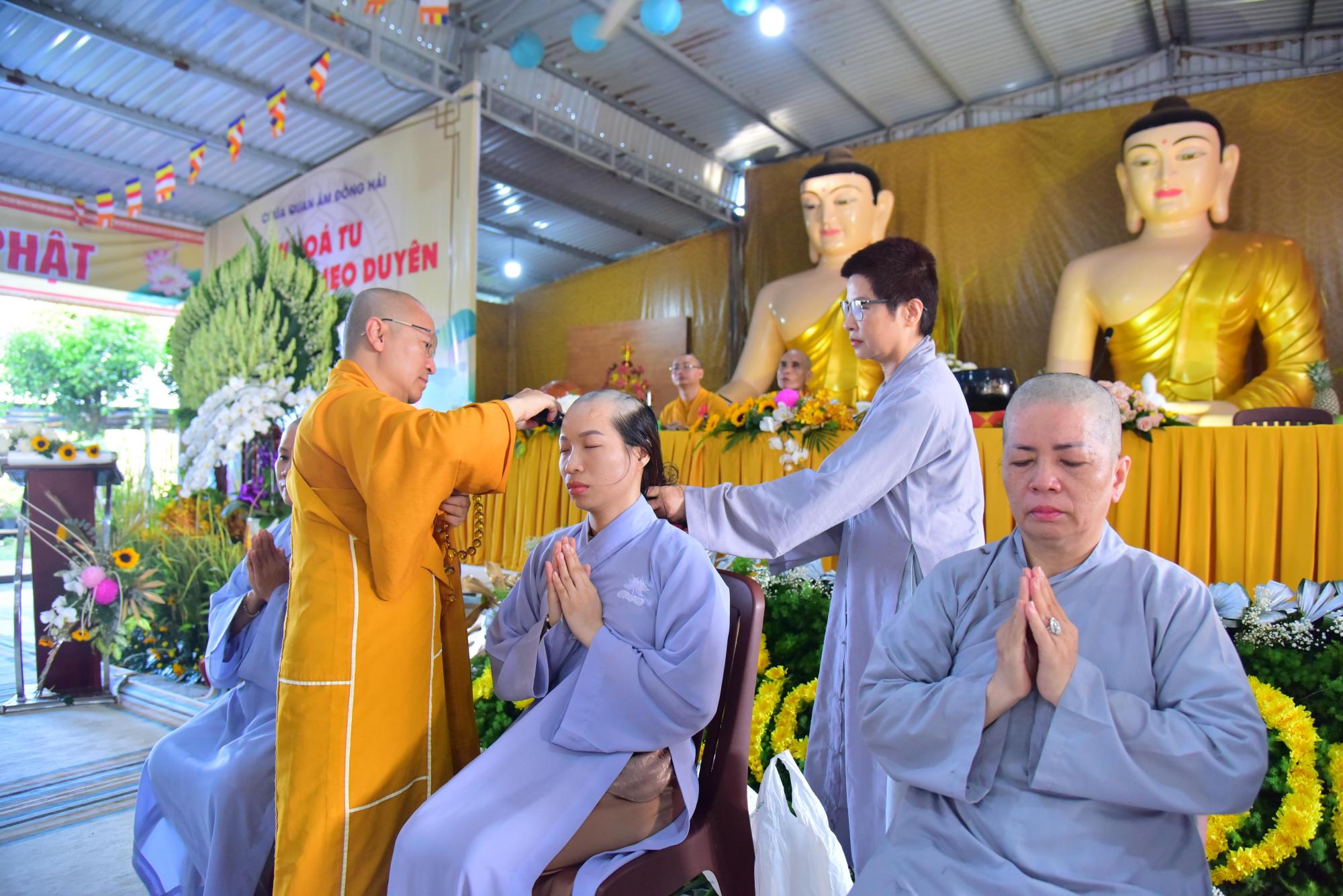 Thế phát cho 6 hành giả xuất gia gieo duyên