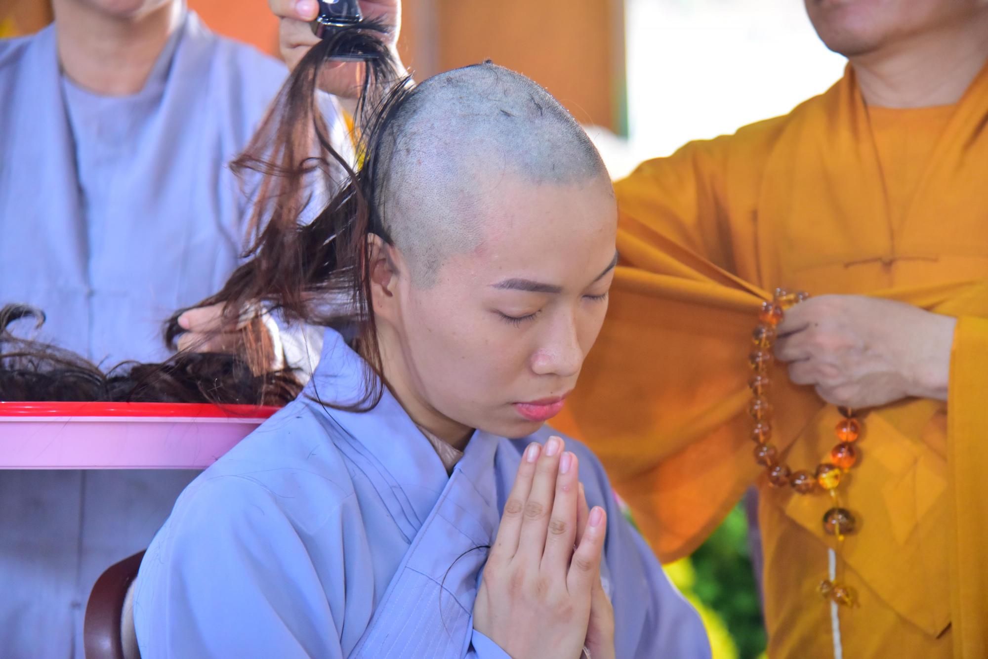 Thế phát cho 6 hành giả xuất gia gieo duyên