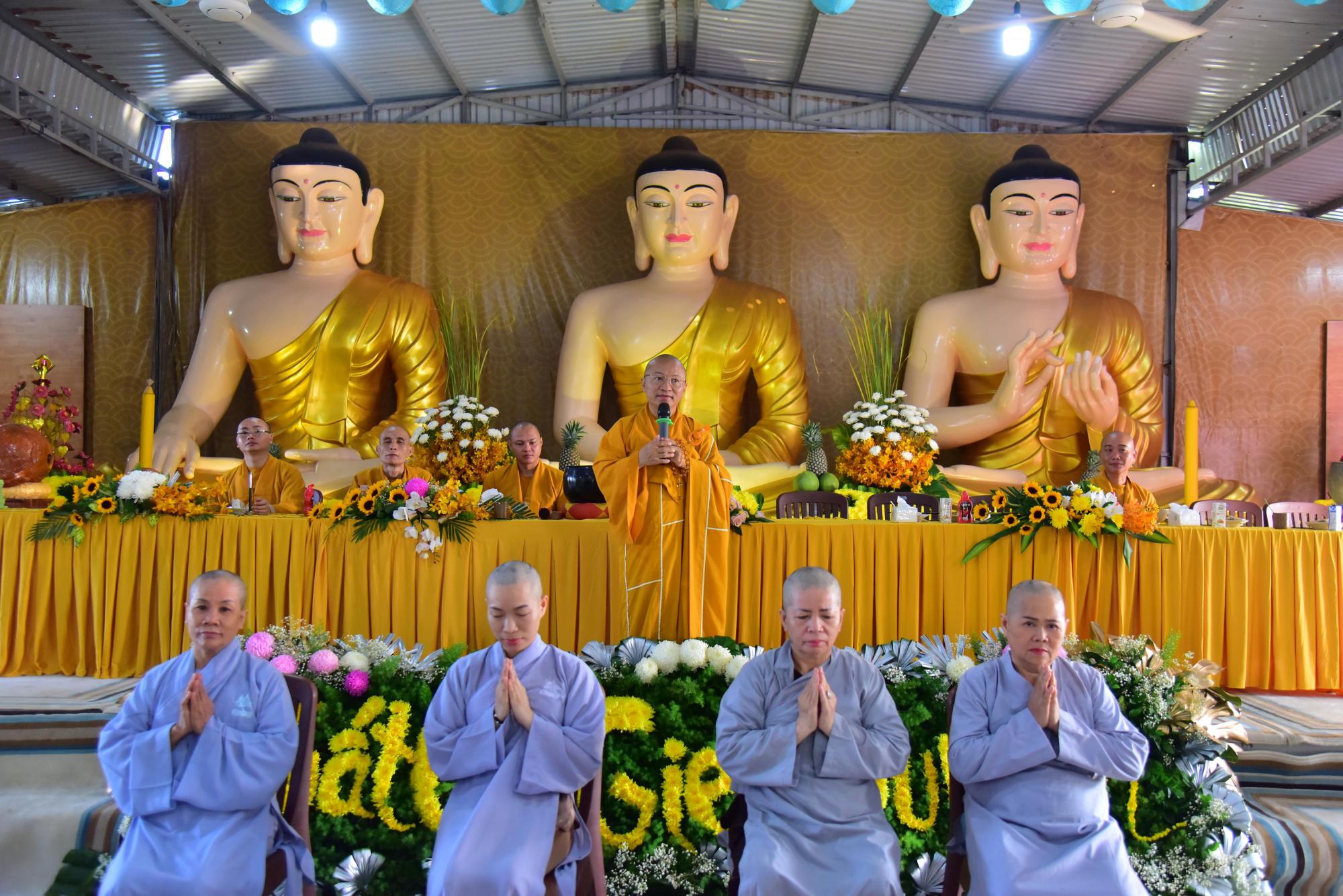 Thế phát cho 6 hành giả xuất gia gieo duyên