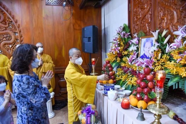 Gia đình Phật tử Nguyễn Thị Thơ (PD. Diệu Thơ) cúng dường Trai tăng tại chùa Giác Ngộ