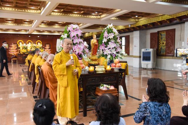 Gia đình Phật tử Nguyễn Thị Thơ (PD. Diệu Thơ) cúng dường Trai tăng tại chùa Giác Ngộ