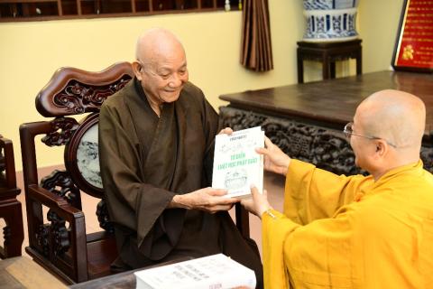 Dâng  “Từ điển Luật học Phật giáo” đến Trưởng lão Hòa thượng Thích Minh Thông