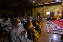 Chùa Giác Ngộ thắp nến tưởng niệm hơn 23.000 nạn nhân đã mất vì Covid-19