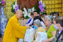 Chùa Giác Ngộ phối hợp cùng Hội Chữ thập đỏ TP.HCM trao 200 phần quà Tết cho người khiếm thị