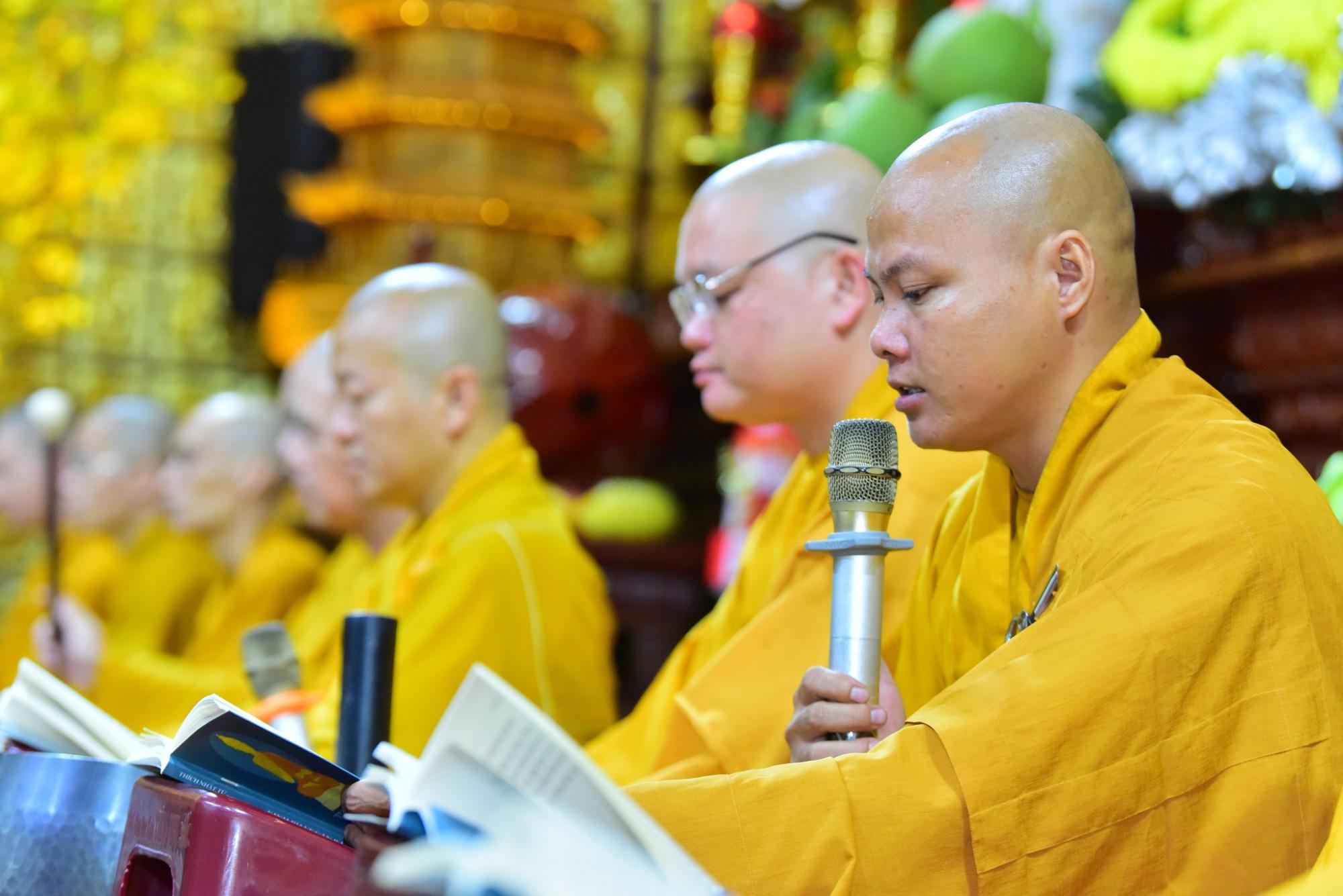 Tăng đoàn chùa Giác Ngộ Khánh tuế Thượng tọa Thích Nhật Từ