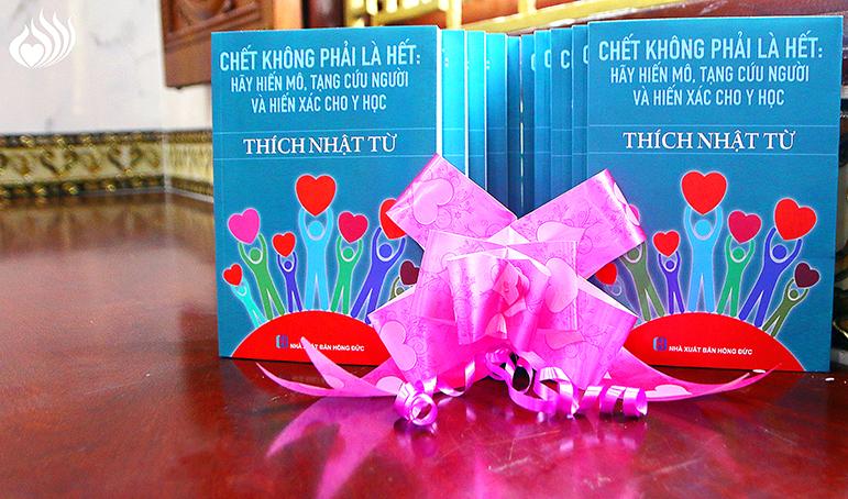 Quà Tặng Đặc Biệt  Chết Không Phải Là Hết: Hãy Hiến Mô, Tạng Cứu Người Và Hiến Xác Cho Y Học (HX2018)