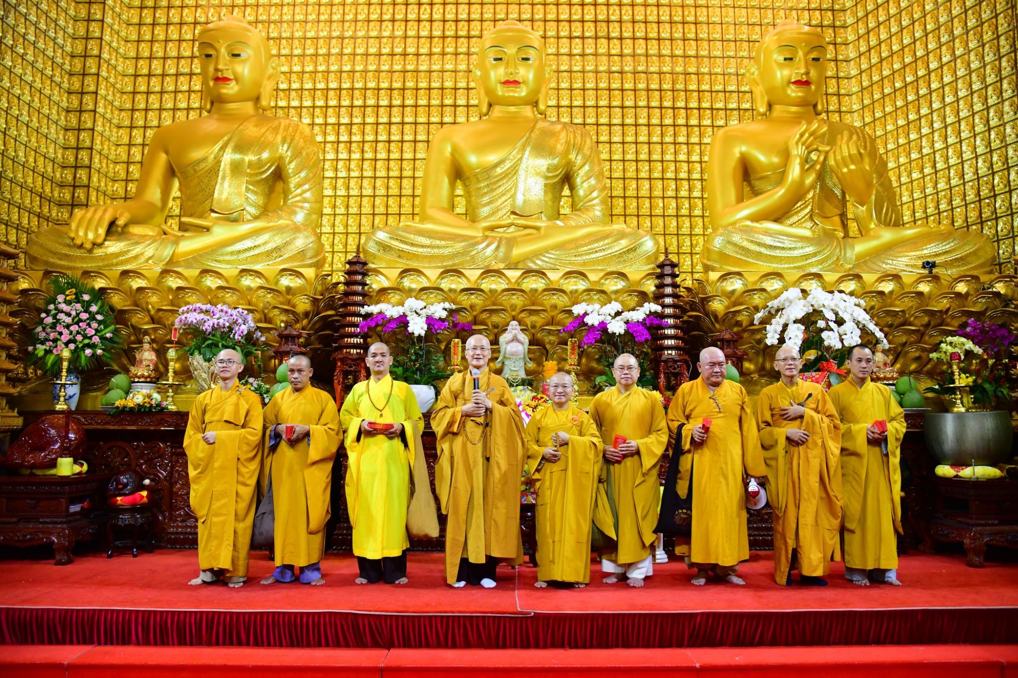 Tăng đoàn chùa Giác Ngộ tiếp đoàn hành hương chùa Thiên Tôn