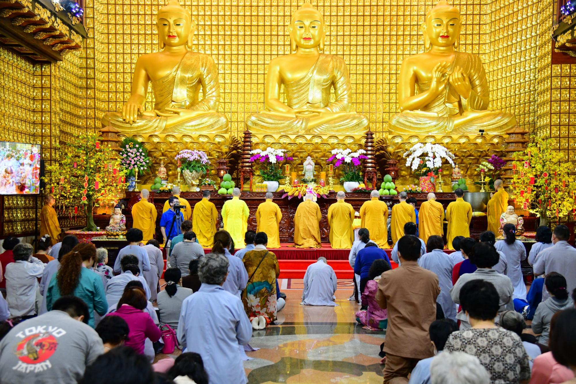 Tăng đoàn chùa Giác Ngộ tiếp đoàn hành hương chùa Thiên Tôn