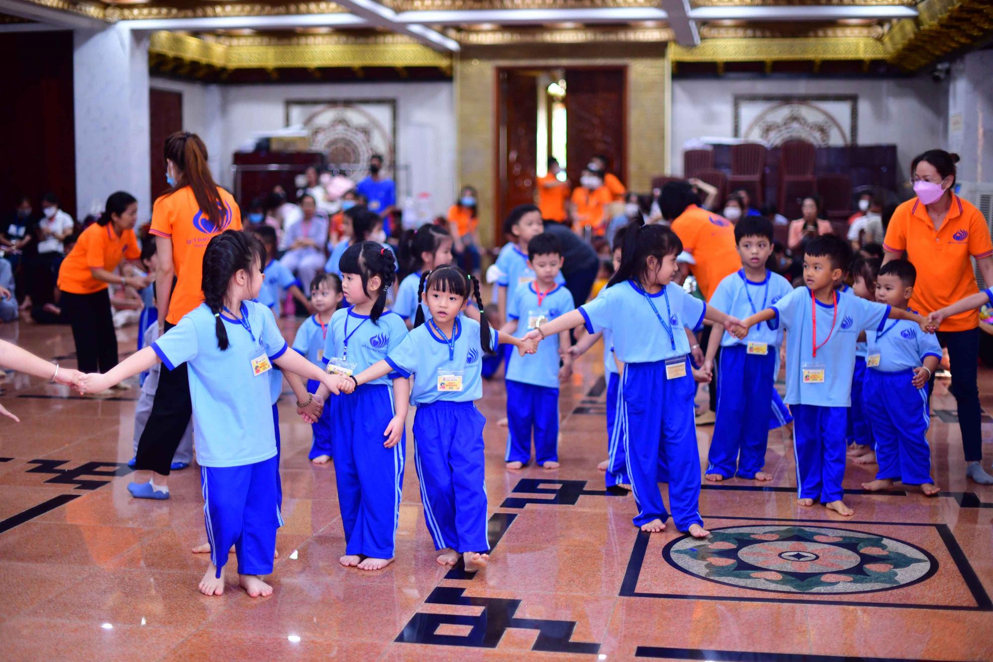 Đến chùa tu học Phật - Trẻ em thật chăm ngoan