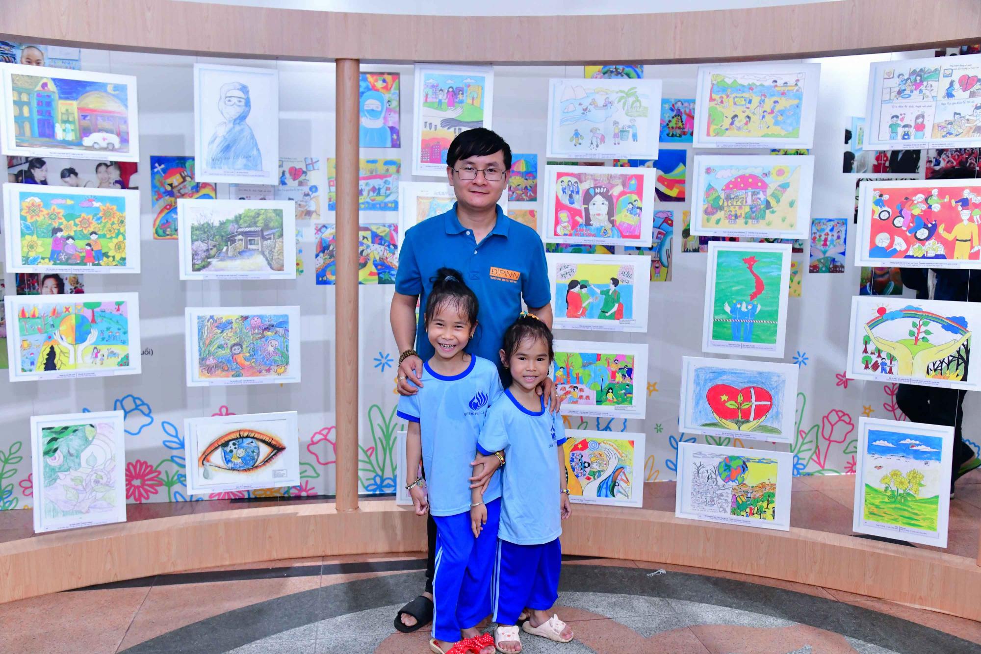 Đến chùa tu học Phật - Trẻ em thật chăm ngoan