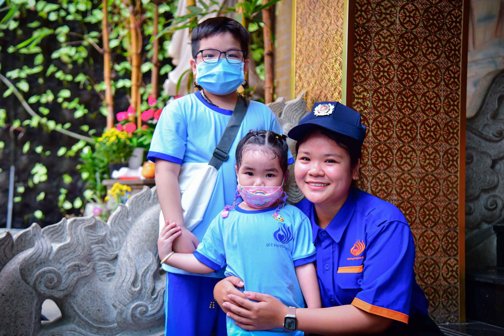 Đến chùa tu học Phật - Trẻ em thật chăm ngoan