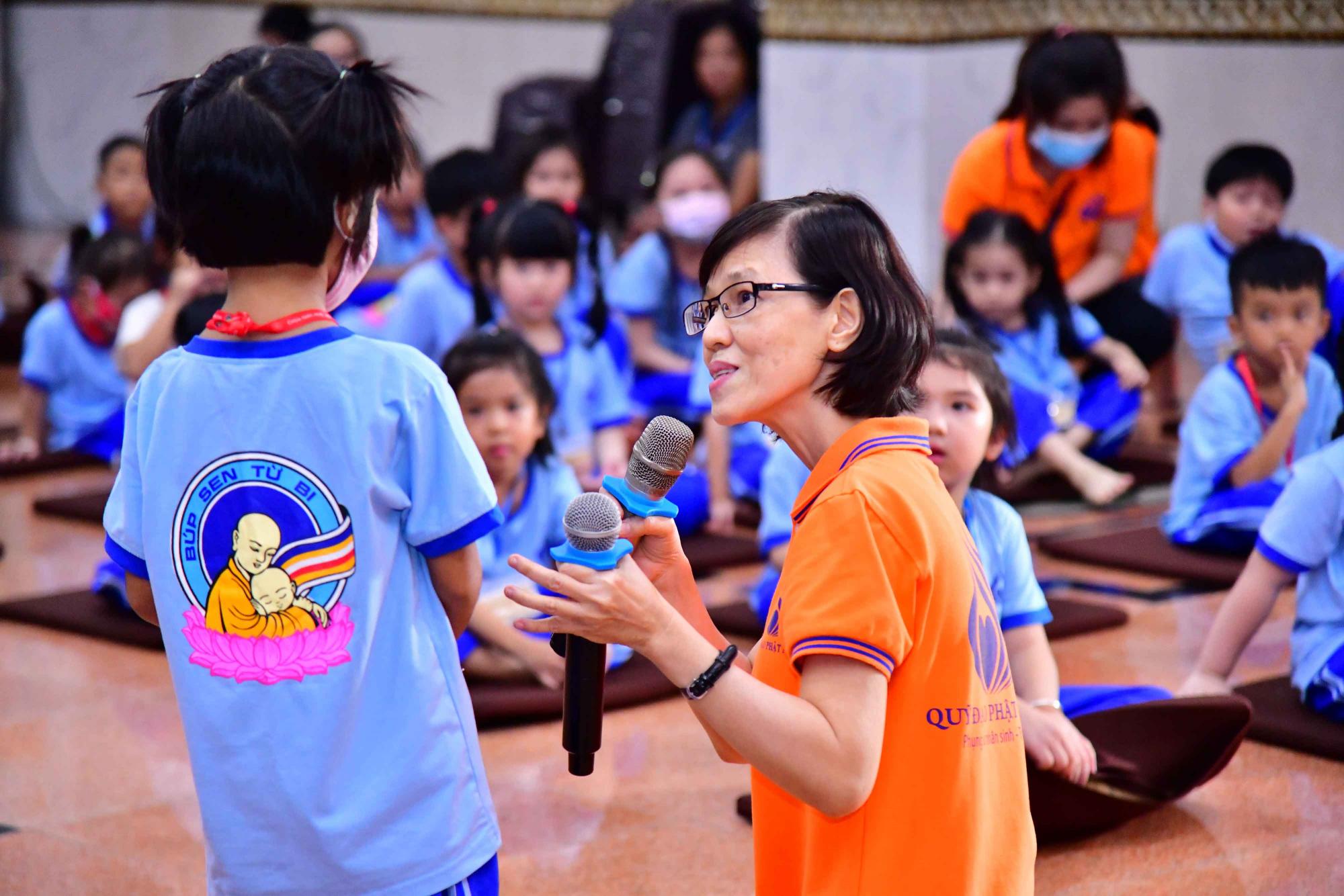 Đến chùa tu học Phật - Trẻ em thật chăm ngoan